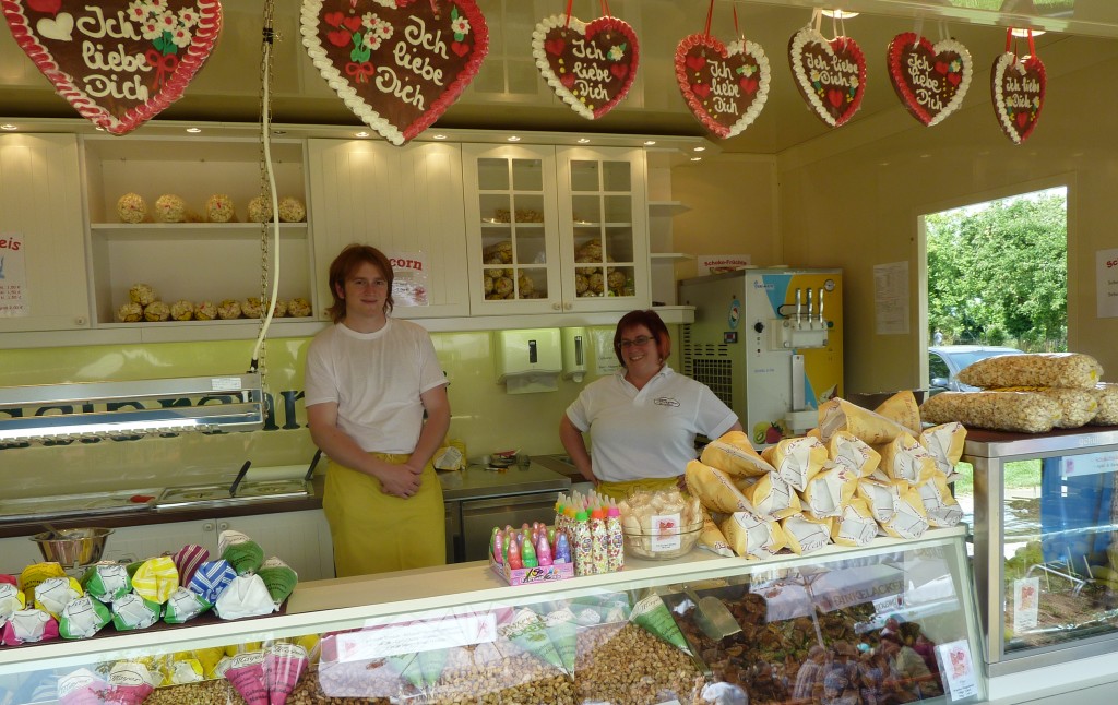 Zwei Damen warten im Zuckerbäckerstand auf Schleckermäuler