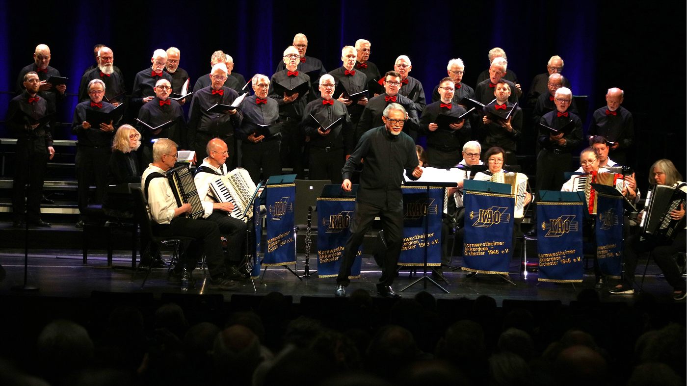 Der Liederkranz auf der großen Bühne im Kultur- und Kongresszentrum, gemeinsam mit dem Kornwestheimer Akkordeon-Orchester.